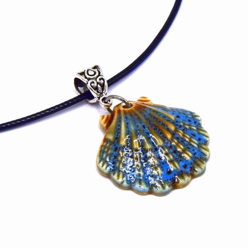 Collier pendentif coquillage bleu en porcelaine