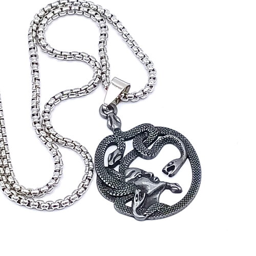 1 collier pendentif méduse, femme avec des serpent, personnage mythologique homme ou femme.