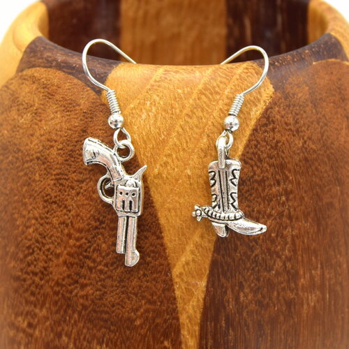 Boucles d'oreilles cowboy, bottes, revolver