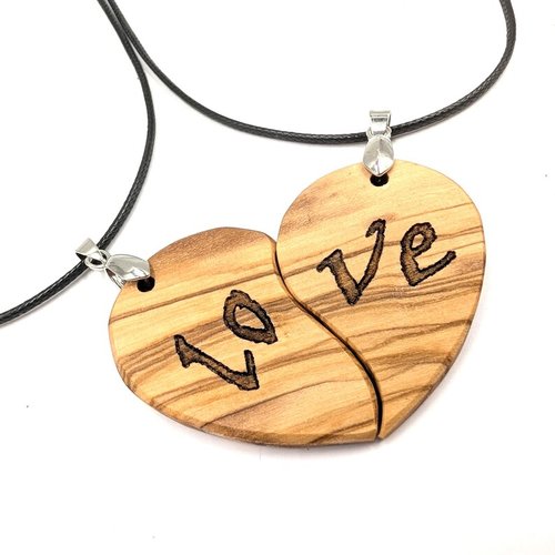 2 colliers pendentifs coeur en bois d'olivier gravé "love" artisanat corse