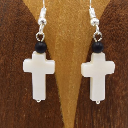Boucles d'oreilles croix en nacre et agates noires, cadeau femme 