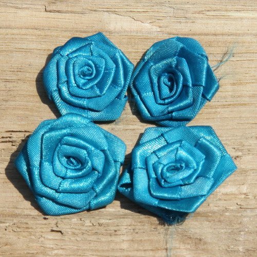 Lot de quatre roses bleues à coudre, applique, patch