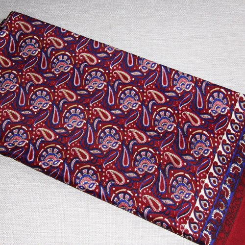 Coupon de tissu indien fleuri ou sari.