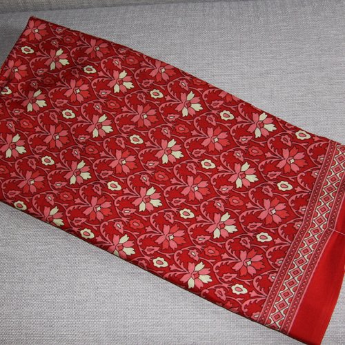 Coupon de tissu indien fleuri ou sari. gt25