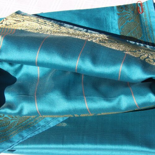 Coupon de tissu indien turquoise et doré ou sari. gt14