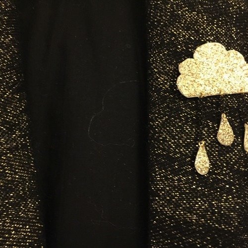 Broche nuage avec gouttes de pluie suspendues à paillettes dorées 