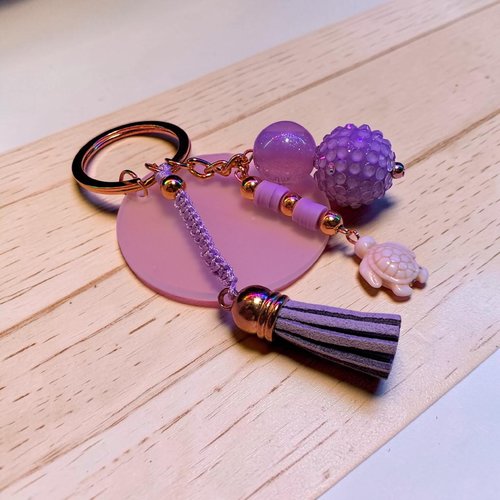 Porte-clés pompon violet et perle scintillante mauve – bijou de sac bohème doré, tortue