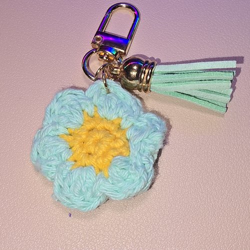 Porte-clés fleur au crochet bleu ciel et jaune – bijou de sac fait main, pompon menthe