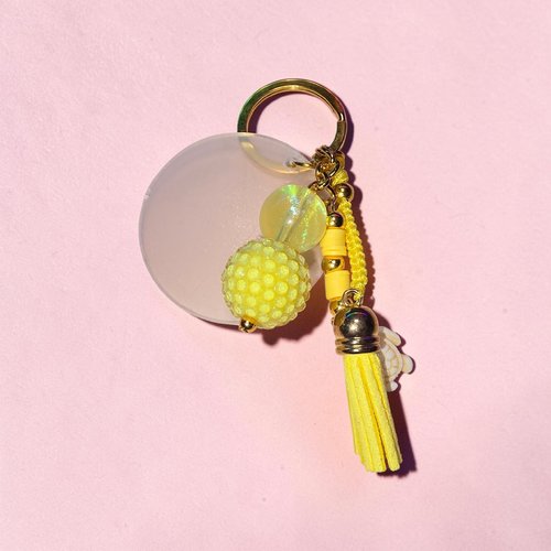 Porte-clés tortue jaune pastel, bijou de sac bohème, pompon cuir jaune, perles nacrées, cadeau été femme, accessoire sac doré