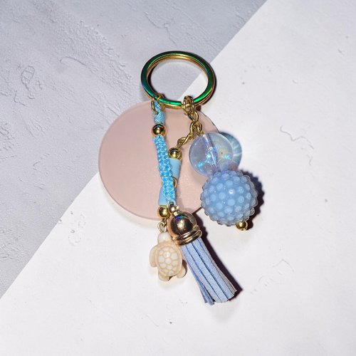 Porte-clés tortue bleu pastel, bijou de sac bohème, pompon suédine bleu, perles nacrées, cadeau été femme, accessoire sac doré