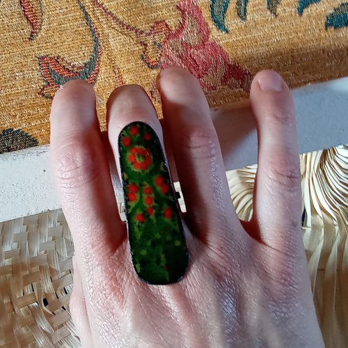 Bague en émaux sur cuivre réglable.