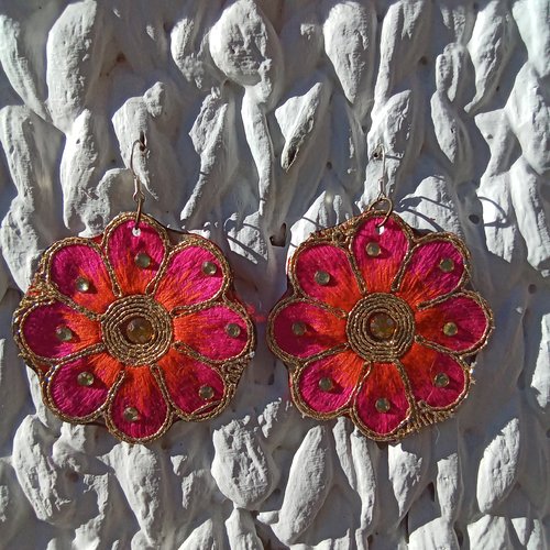 Paire de boucles d'oreilles en broderie.