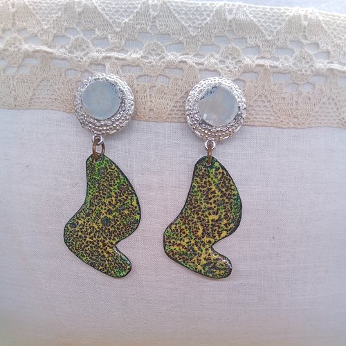 Clips d'oreilles en rétro et pendents en émaux