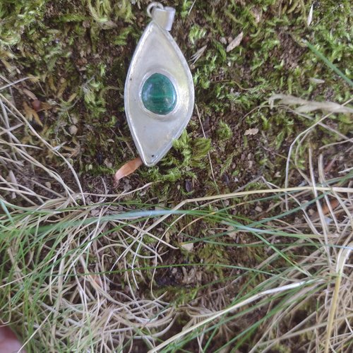 Pendentif vulve avec une jolie malachite