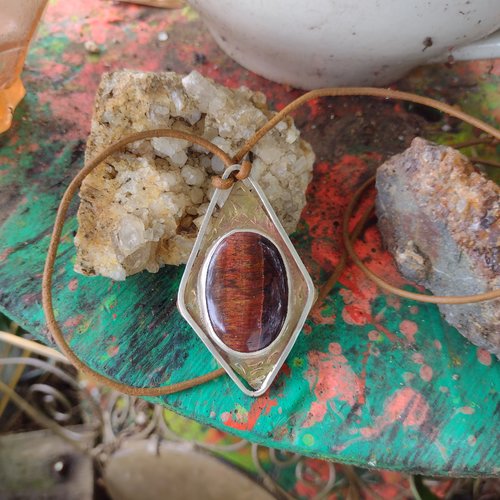 Pendentif en argent 950 et laiton. oeil du taureau