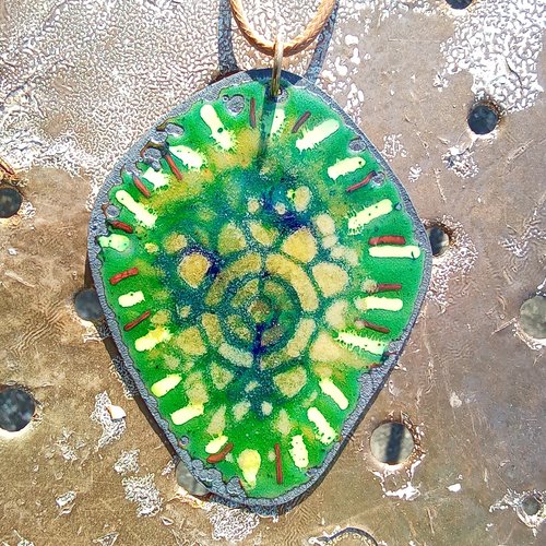Pendentif en losange vert, jaune et turquoise transparents