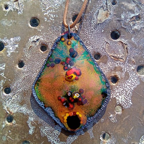 Pendentif en losange jaune, orange et turquoise