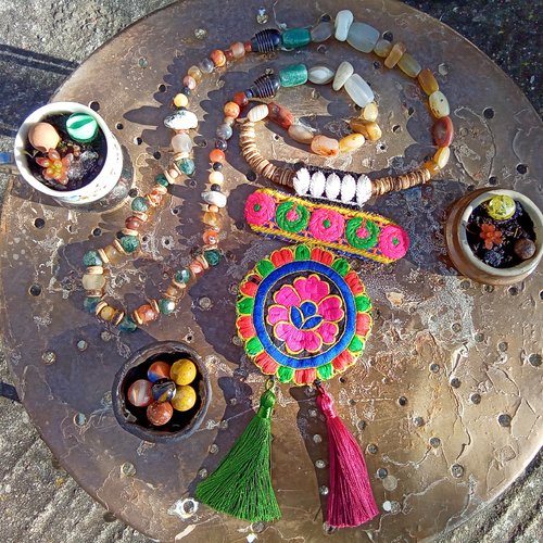 Collier bouclier colorée