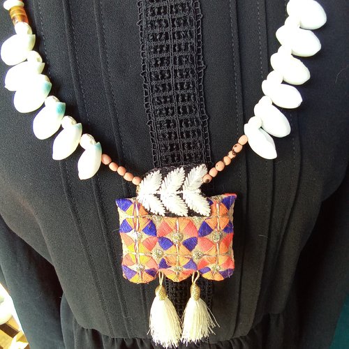 Sautoir coquillage et broderie du rajasthan