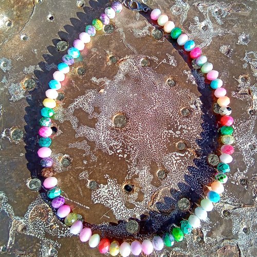 Collier, tour de cou, en perles facettées multi color