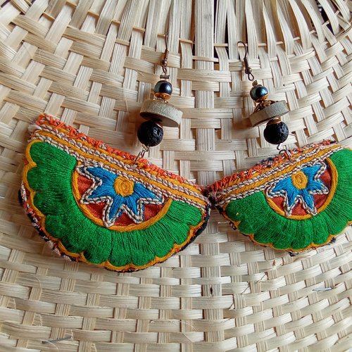 Paire de boucles d'oreilles en broderie colorés