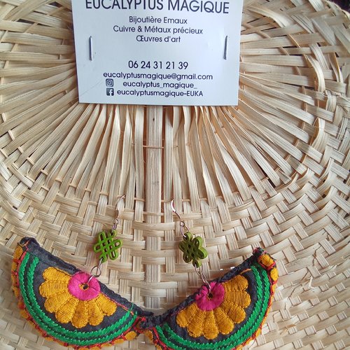 Boucles d'oreilles en broderie colorés avec le nœud sans fin tibétain (shrivatsa)
