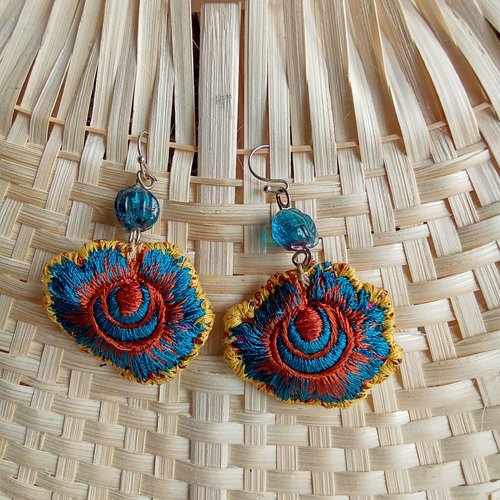 Paire de boucles d'oreilles en broderie colorés