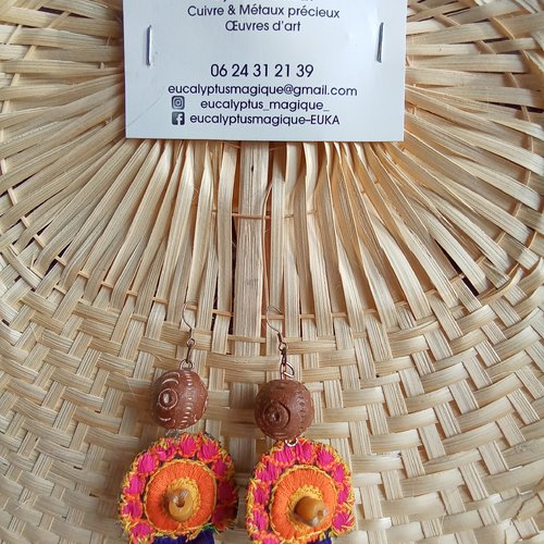Paire de boucles d'oreilles en broderie colorés