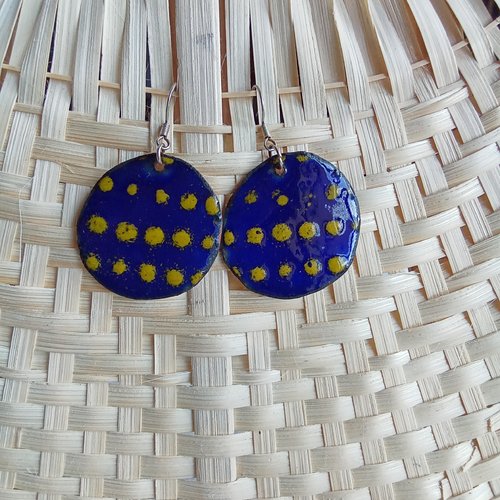 Paire de boucles d'oreilles en émaux sur cuivre