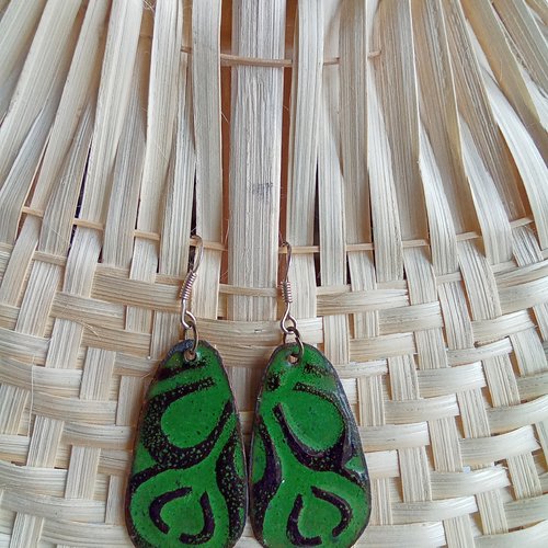 Paire de boucles d'oreilles en émaux sur cuivre