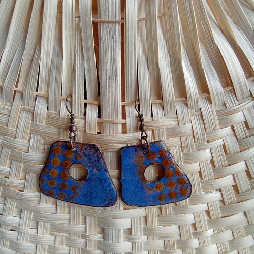 Paire de boucles d'oreilles en émaux sur cuivre