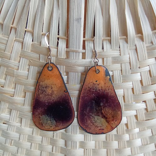 Paire de boucles d'oreilles en émaux sur cuivre