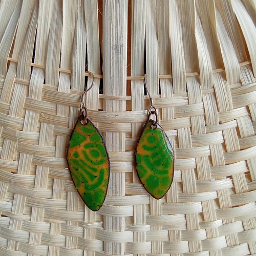 Paire de boucles d'oreilles en émaux sur cuivre