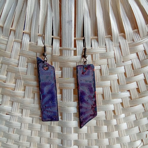 Paire de boucles d'oreilles en émaux sur cuivre asymétriques.