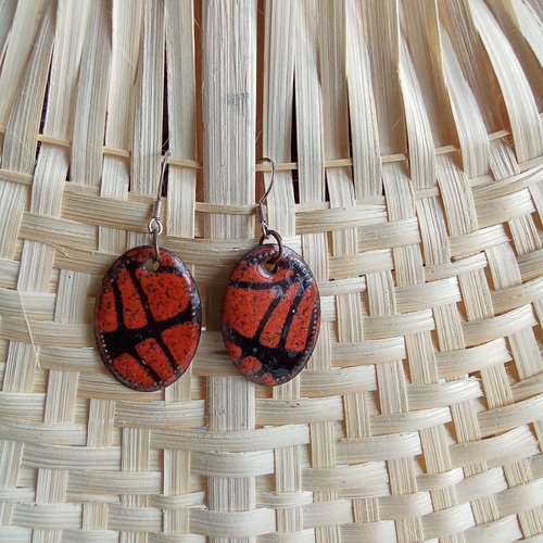 Paire de boucles d'oreilles en émaux sur cuivre