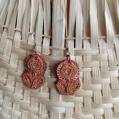 Boucles d'oreilles en broderie rose