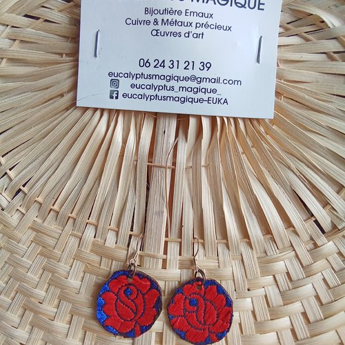 Paire de boucles d'oreilles en broderie