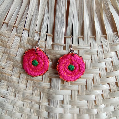 Petites boucles d'oreilles en broderie colorés