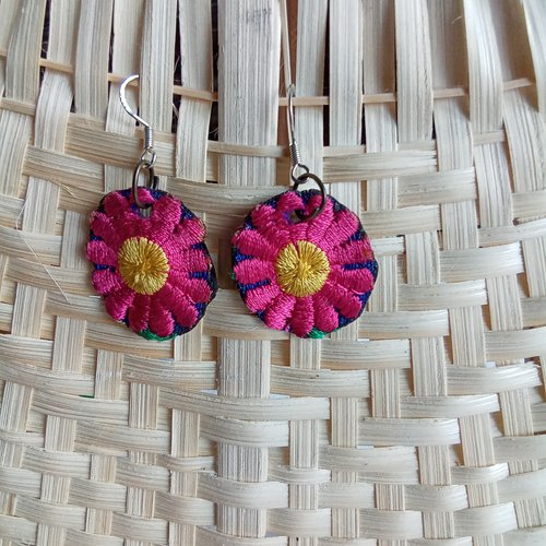 Boucles d'oreilles en broderie