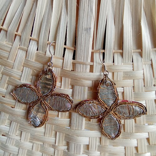 Petites boucles d'oreilles en broderie pour les fées
