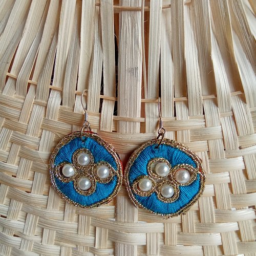 Boucles d'oreilles en broderie turquoise et doré