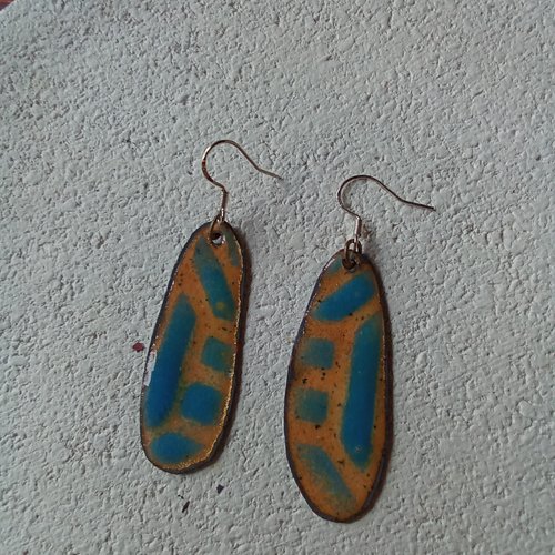 Paire de boucles d'oreilles en émaux jaune et bleu ciel
