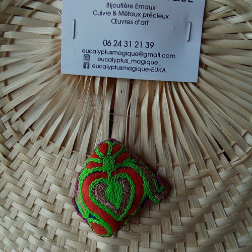 Broche en coeur sacré