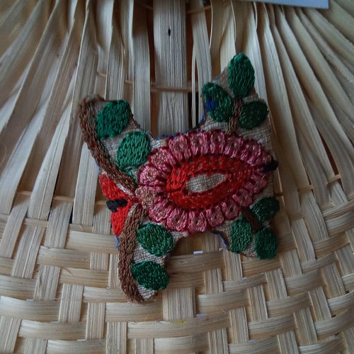Petite barrette en broderie