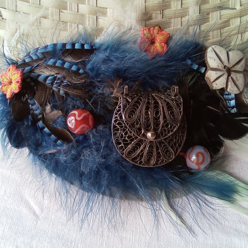 Grande barrette en plumes et boîte secrète