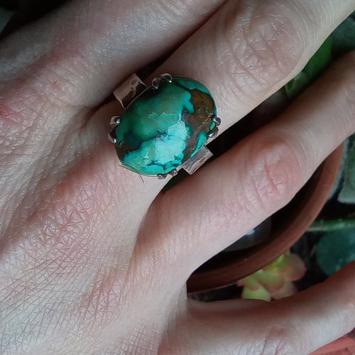 Bague sertie griffe avec une jolie turquoise