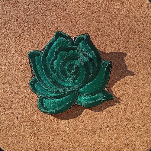 Broche rose verte