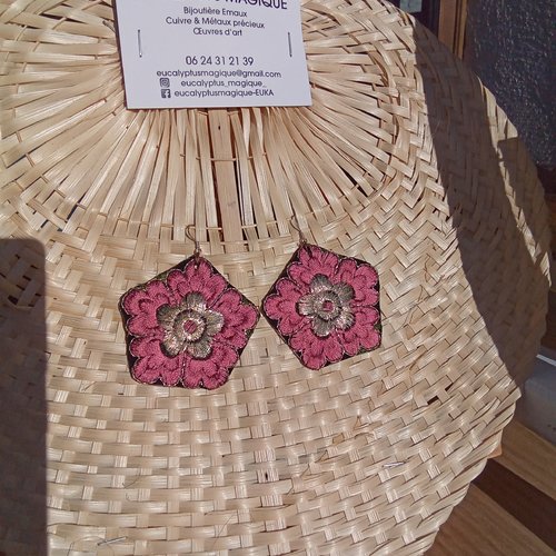 Boucles d'oreilles en broderie de fleurs