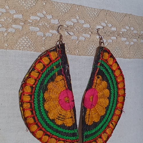 Paire de boucles d'oreilles en broderie du rajasthan très colorées.
