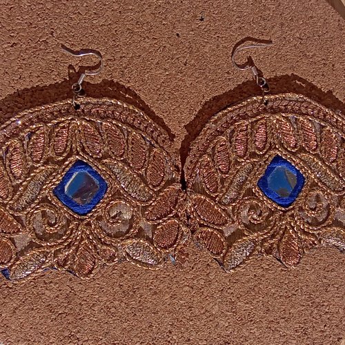 Grandes boucles d'oreilles en broderie